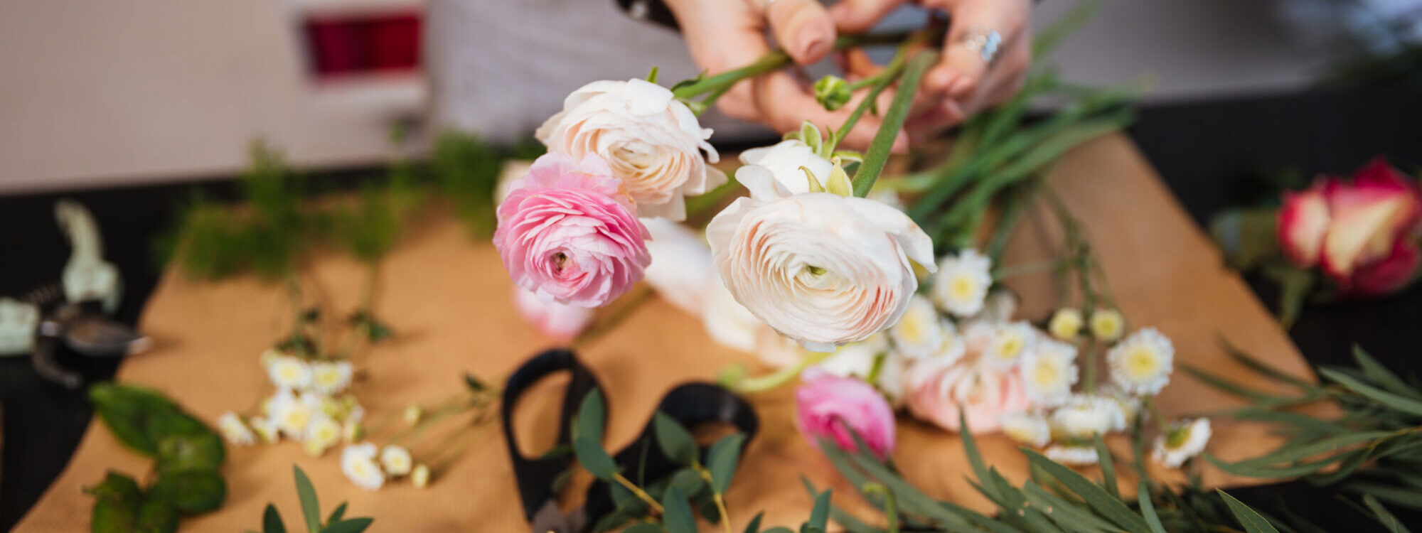 FLEURS FRAICHES 2000X750 | Le temps d'une Fleur Quelles fleurs conviennent le mieux pour un bouquet de fête de grand-mère ? Montbéliard